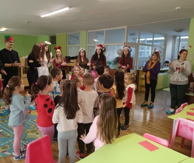 Десетокласници от ПГЛПТ станаха помощници на Дядо Коледа 