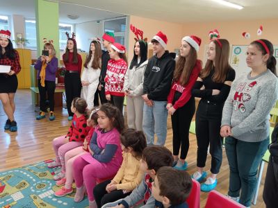 Десетокласници от ПГЛПТ станаха помощници на Дядо Коледа 