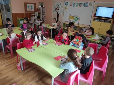 Десетокласници от ПГЛПТ станаха помощници на Дядо Коледа 