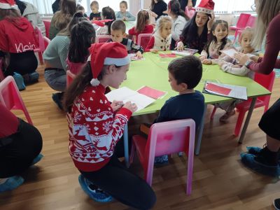 Десетокласници от ПГЛПТ станаха помощници на Дядо Коледа 
