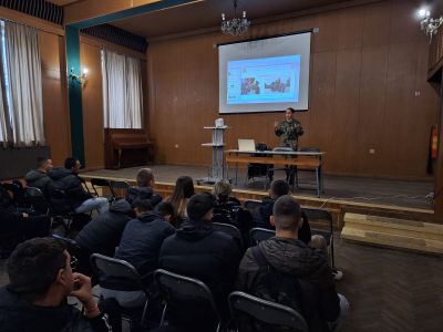 Възпитаниците на Хуманитарната гимназия в Казанлък присъстваха на военна беседа