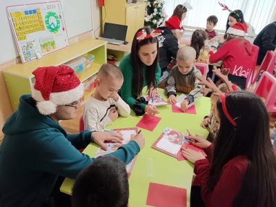 Десетокласници от ПГЛПТ станаха помощници на Дядо Коледа 
