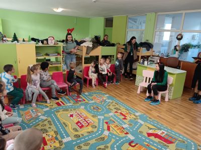 Десетокласници от ПГЛПТ станаха помощници на Дядо Коледа 