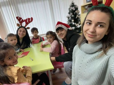 Десетокласници от ПГЛПТ станаха помощници на Дядо Коледа 