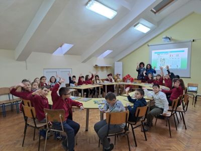 Третокласници от ОУ “Мати Болгария“ трупаха знания и опит за театъра в казанлъшкото НЧ „Искра-1860“