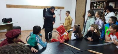 Третокласници от ОУ “Мати Болгария“ трупаха знания и опит за театъра в казанлъшкото НЧ „Искра-1860“