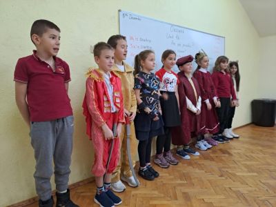 Третокласници от ОУ “Мати Болгария“ трупаха знания и опит за театъра в казанлъшкото НЧ „Искра-1860“