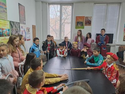 Третокласници от ОУ “Мати Болгария“ трупаха знания и опит за театъра в казанлъшкото НЧ „Искра-1860“