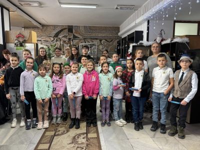 Паисиевци зарадваха потребителите на Домашния социален патронаж в Казанлък с музикални изпълнения и картички 