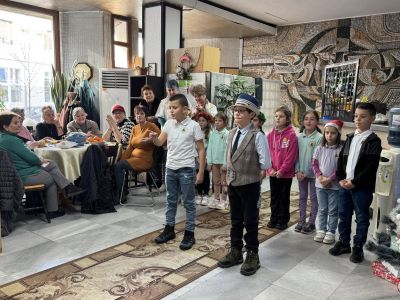 Паисиевци зарадваха потребителите на Домашния социален патронаж в Казанлък с музикални изпълнения и картички 