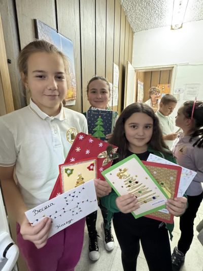 Паисиевци зарадваха потребителите на Домашния социален патронаж в Казанлък с музикални изпълнения и картички 