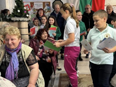 Паисиевци зарадваха потребителите на Домашния социален патронаж в Казанлък с музикални изпълнения и картички 