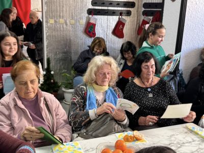 Паисиевци зарадваха потребителите на Домашния социален патронаж в Казанлък с музикални изпълнения и картички 