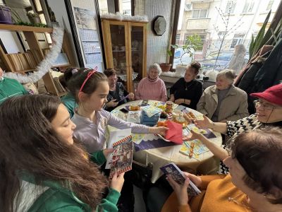 Паисиевци зарадваха потребителите на Домашния социален патронаж в Казанлък с музикални изпълнения и картички 