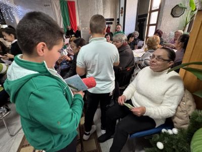 Паисиевци зарадваха потребителите на Домашния социален патронаж в Казанлък с музикални изпълнения и картички 