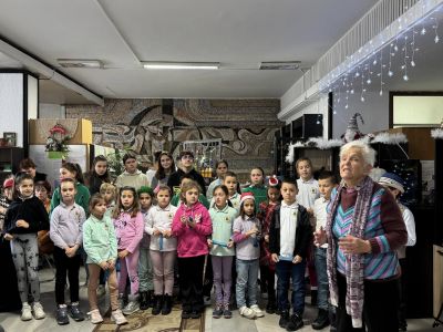 Паисиевци зарадваха потребителите на Домашния социален патронаж в Казанлък с музикални изпълнения и картички 