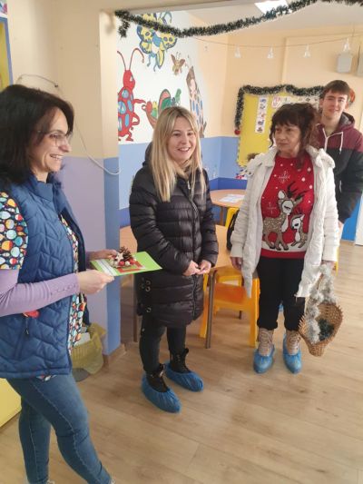Деца майсториха в Казанлък красиви коледни картички