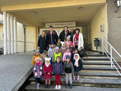 Деца майсториха в Казанлък красиви коледни картички