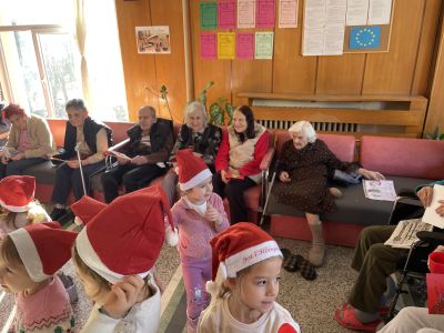 Деца майсториха в Казанлък красиви коледни картички