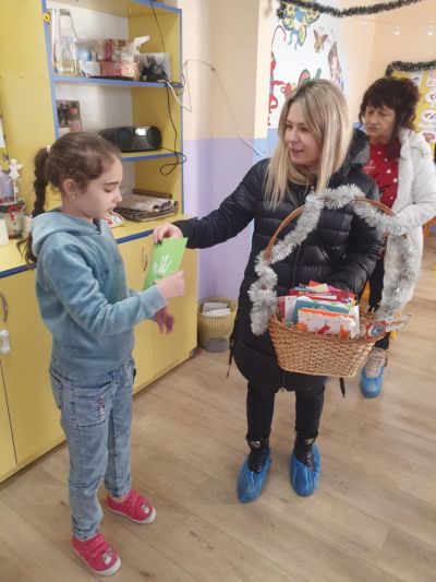 Деца майсториха в Казанлък красиви коледни картички