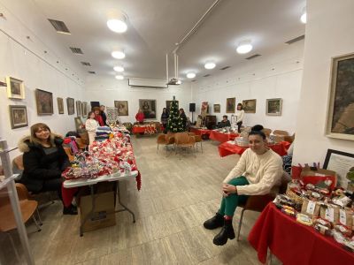 Коледен базар на закрито отвори врати в музей “Чудомир“ в Казанлък 