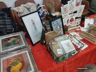 Коледен базар на закрито отвори врати в музей “Чудомир“ в Казанлък 
