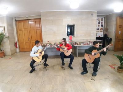 Коледен базар на закрито отвори врати в музей “Чудомир“ в Казанлък 