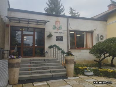 Коледен базар на закрито отвори врати в музей “Чудомир“ в Казанлък 