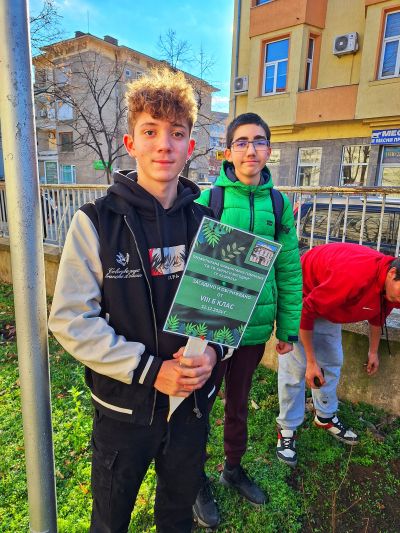 Ученици и учители засадиха дръвчета в двора на ПХГ „Св. Св. Кирил и Методий“ гр. Казанлък 