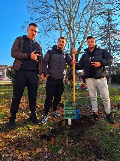 Ученици и учители засадиха дръвчета в двора на ПХГ „Св. Св. Кирил и Методий“ гр. Казанлък 