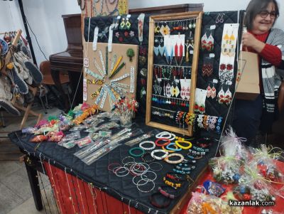 Коледен базар на закрито отвори врати в музей “Чудомир“ в Казанлък 