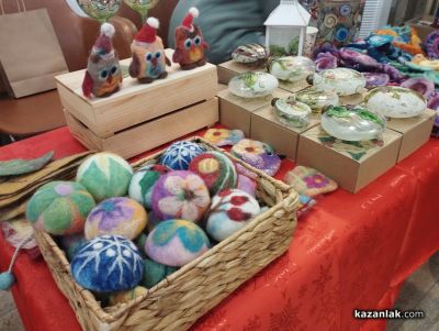 Коледен базар на закрито отвори врати в музей “Чудомир“ в Казанлък 