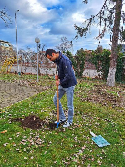Ученици и учители засадиха дръвчета в двора на ПХГ „Св. Св. Кирил и Методий“ гр. Казанлък 