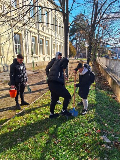 Ученици и учители засадиха дръвчета в двора на ПХГ „Св. Св. Кирил и Методий“ гр. Казанлък 