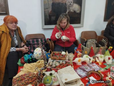 Коледен базар на закрито отвори врати в музей “Чудомир“ в Казанлък 