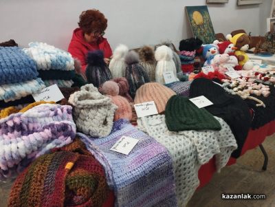 Коледен базар на закрито отвори врати в музей “Чудомир“ в Казанлък 