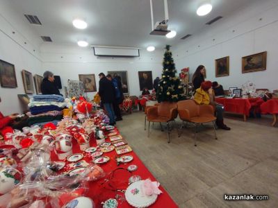 Коледен базар на закрито отвори врати в музей “Чудомир“ в Казанлък 
