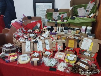 Коледен базар на закрито отвори врати в музей “Чудомир“ в Казанлък 