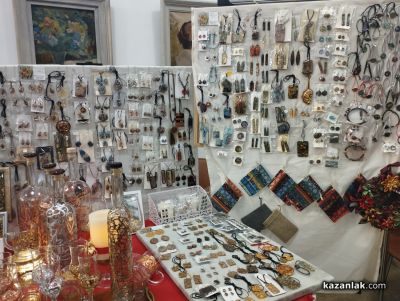 Коледен базар на закрито отвори врати в музей “Чудомир“ в Казанлък 