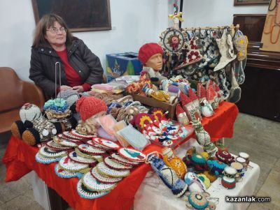 Коледен базар на закрито отвори врати в музей “Чудомир“ в Казанлък 