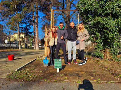 Ученици и учители засадиха дръвчета в двора на ПХГ „Св. Св. Кирил и Методий“ гр. Казанлък 