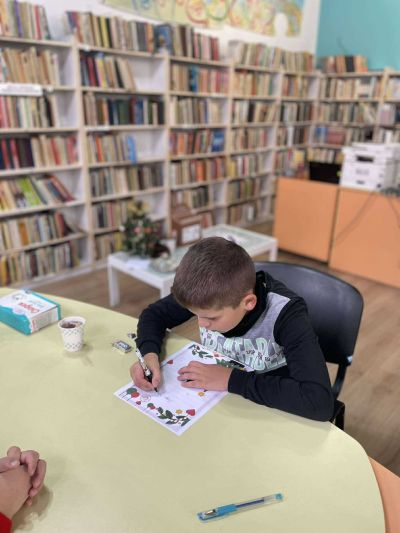 Работилница за коледни писма събира деца и техните родители в казанлъшката библиотека “Искра“