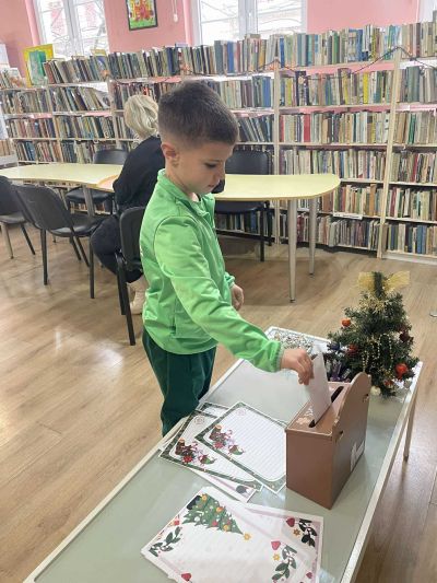Работилница за коледни писма събира деца и техните родители в казанлъшката библиотека “Искра“