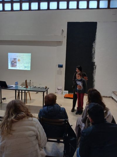 Инж. Веселина Енева от Националния политехнически музей потопи казанлъшката публика в магията на физиката с интересни експерименти 