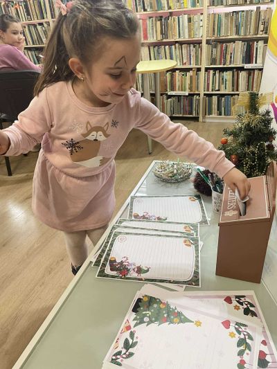 Работилница за коледни писма събира деца и техните родители в казанлъшката библиотека “Искра“