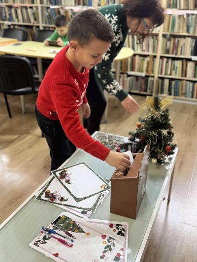 Работилница за коледни писма събира деца и техните родители в казанлъшката библиотека “Искра“