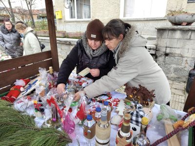 Розовци събраха близо 2000 лв. за закупуването на народни носии за малките самодейци от НЧ “Христо Ботев-1897“