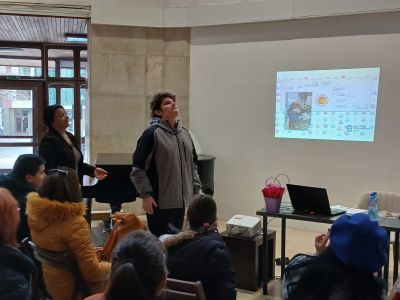 Инж. Веселина Енева от Националния политехнически музей потопи казанлъшката публика в магията на физиката с интересни експерименти 