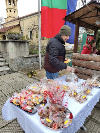 Розовци събраха близо 2000 лв. за закупуването на народни носии за малките самодейци от НЧ “Христо Ботев-1897“