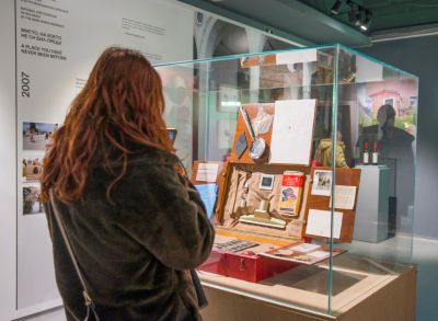 Творба от фонд “Съвременно изкуство” в Художествена галерия - Казанлък е част от изложба представяща българските участия във Венецианското биенале